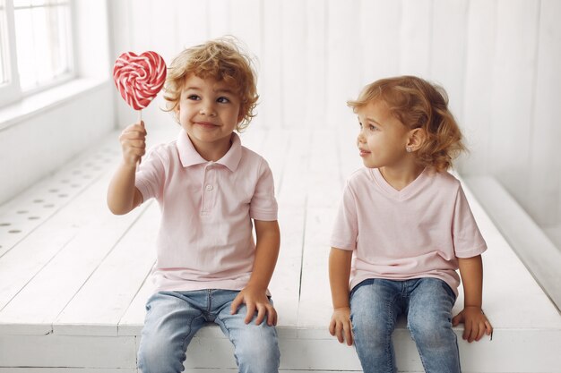 Enfants mignons s'amuser avec des bonbons