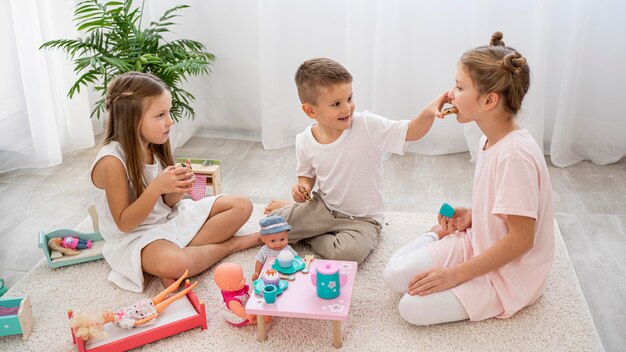 Enfants non binaires jouant à un jeu d'anniversaire