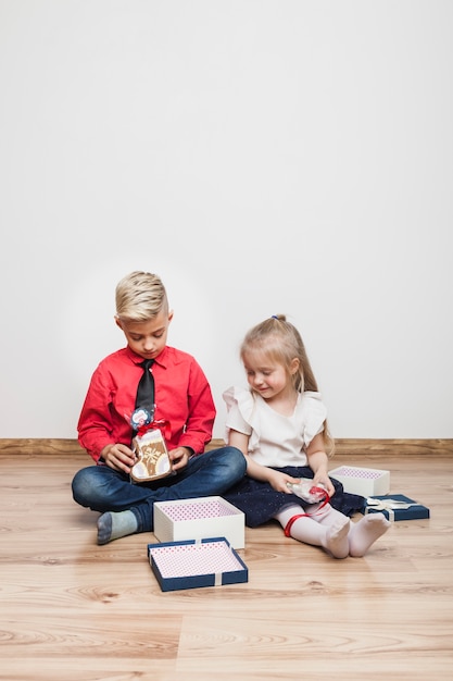 Enfants ouvrant le cadeau de Noël