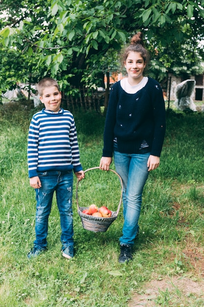 Photo gratuite enfants avec panier de pommes