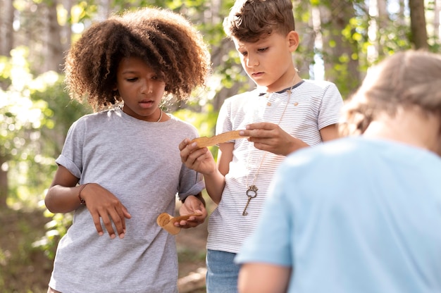 Enfants participant à une chasse au trésor