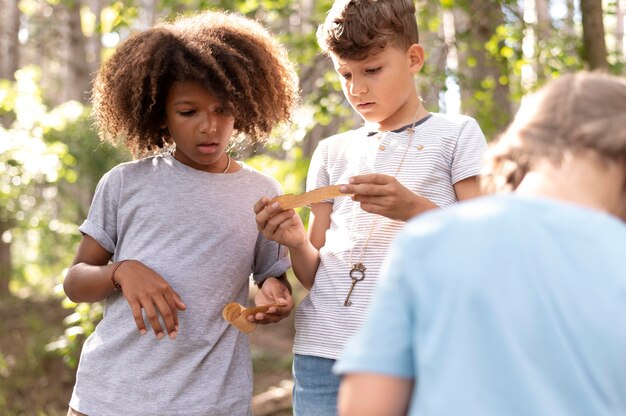 Enfants participant à une chasse au trésor