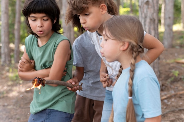 Enfants participant ensemble à une chasse au trésor