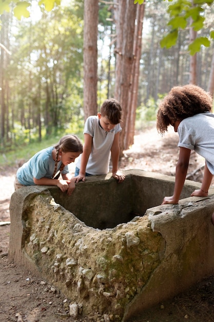 Enfants participant ensemble à une chasse au trésor