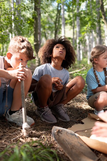 Enfants participant ensemble à une chasse au trésor