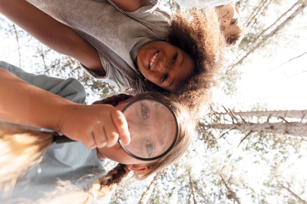 Enfants participant ensemble en équipe à une chasse au trésor