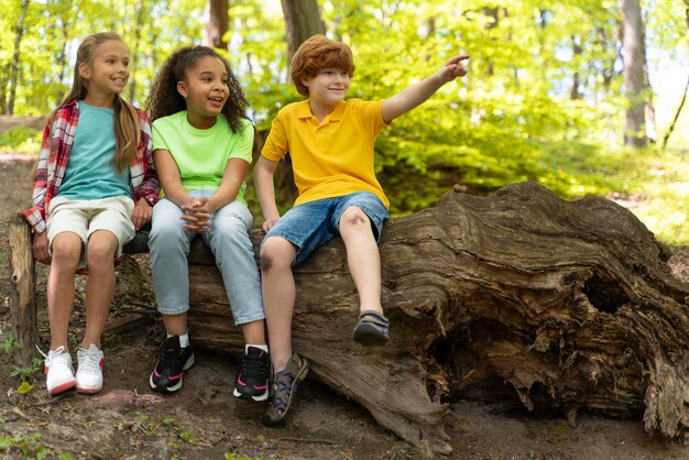 Les enfants passent du temps ensemble dans la nature