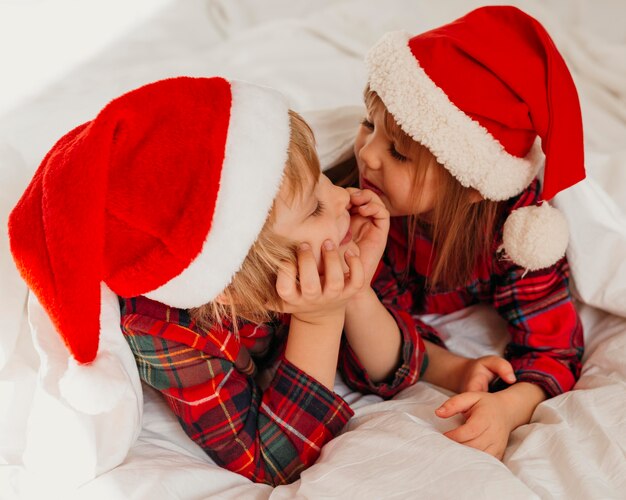 Les enfants passent du temps ensemble le jour de Noël