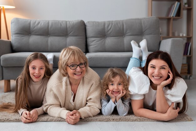 Les enfants passent du temps avec mamie