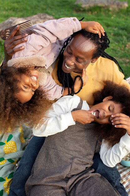 Enfants et père de plan moyen jouant ensemble