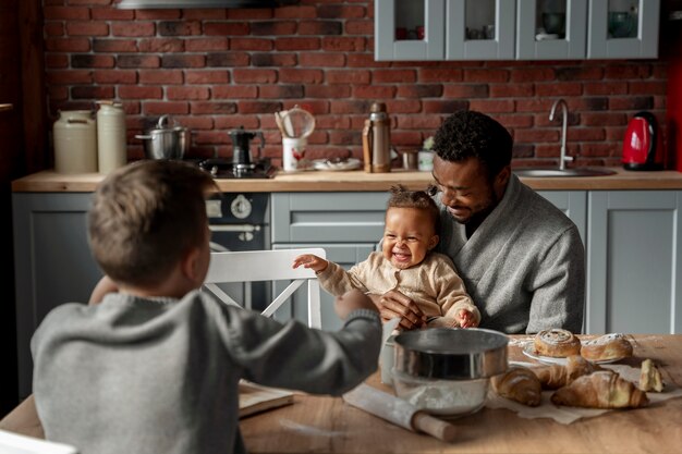 Enfants et père de plan moyen à table