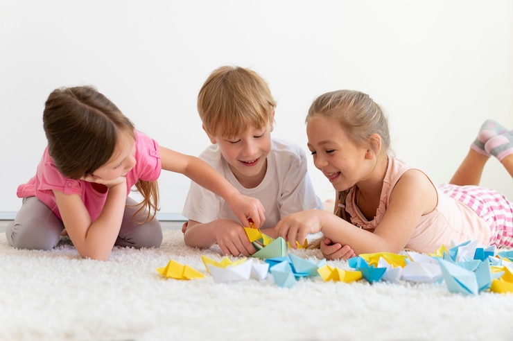 Photo gratuit enfants de plan moyen avec des bateaux en papier