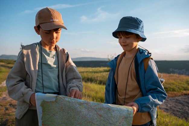 Enfants à plan moyen explorant l'environnement naturel