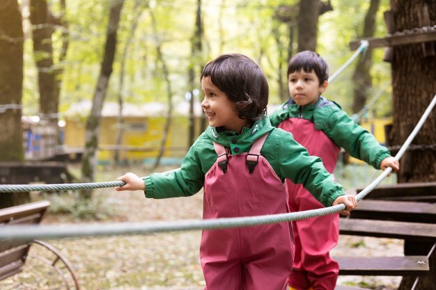 Des enfants à plan moyen jouant ensemble