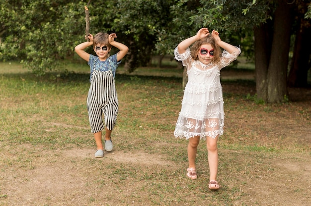 Enfants en plein air avec costume d'halloween