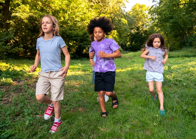 Photo gratuite enfants de plein air courir à l'extérieur