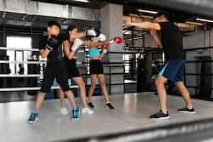 Photo gratuite enfants plein coup avec des gants de boxe