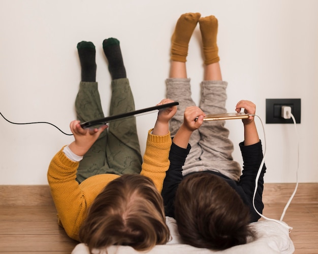 Enfants plein écran avec des appareils