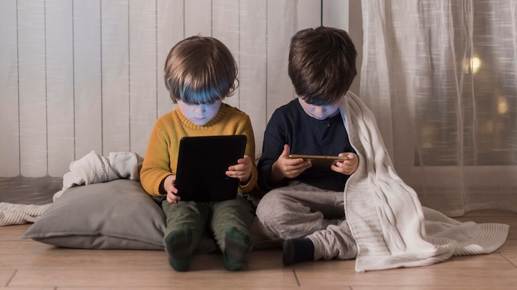 Photo gratuit enfants pleins tir assis avec des appareils