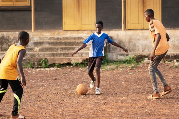 Enfants pleins tir jouant avec ballon