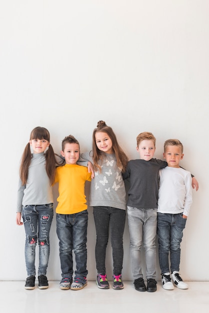 Photo gratuite enfants posant ensemble