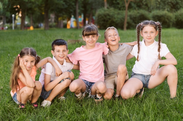 Enfants Posant Pour La Caméra