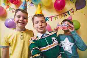 Photo gratuite enfants posant pour selfie sur la fête d'anniversaire