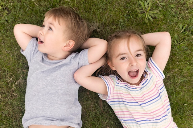 Enfants, posé, herbe