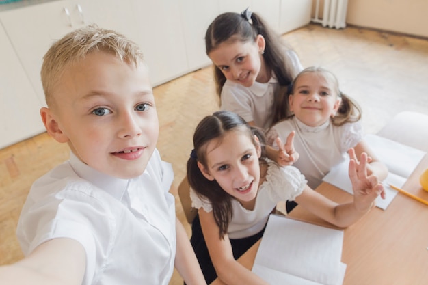 Enfants prenant selfie à l&#39;école