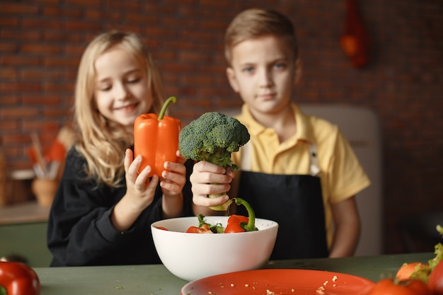 Les enfants préparent le salan dans une cuisine