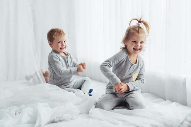 Enfants en pyjama