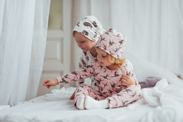 Enfants en pyjama