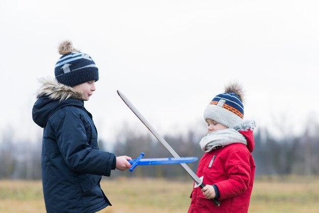 Enfants qui jouent dehors