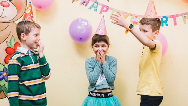 Enfants qui parlent à la fête d'anniversaire