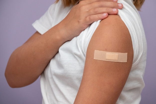 Enfants Recevant Le Vaccin A L Exterieur De La Cuisse Vaccin Pour Enfants Covid Photo Premium