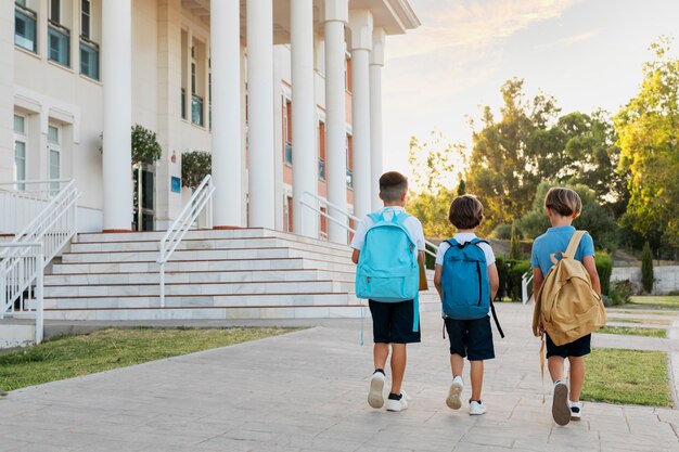 Les enfants retournent à l'école ensemble