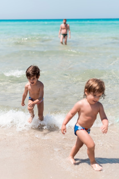 Photo gratuite enfants s'amusant au bord de la mer