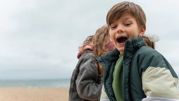 Photo gratuite enfants s'amusant au bord de la mer