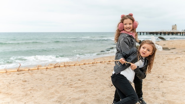 Photo gratuite enfants s'amusant au bord de la mer