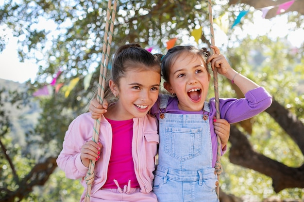 Photo gratuite enfants s'amusant au camp d'été