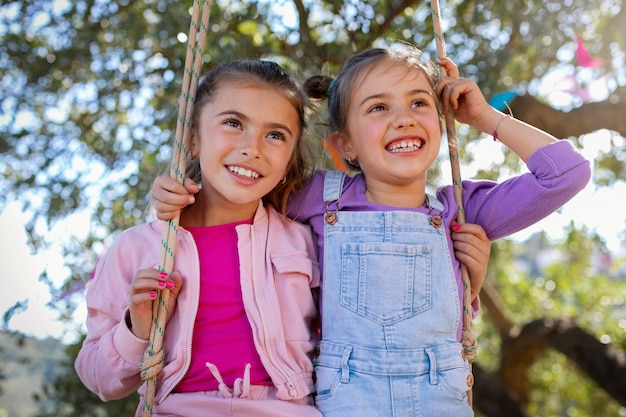 Photo gratuite enfants s'amusant au camp d'été