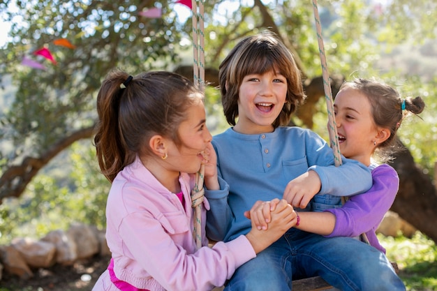 Enfants s'amusant au camp d'été