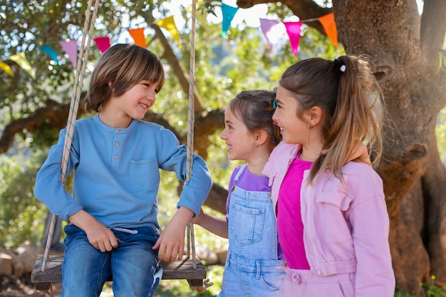 Enfants s'amusant au camp d'été