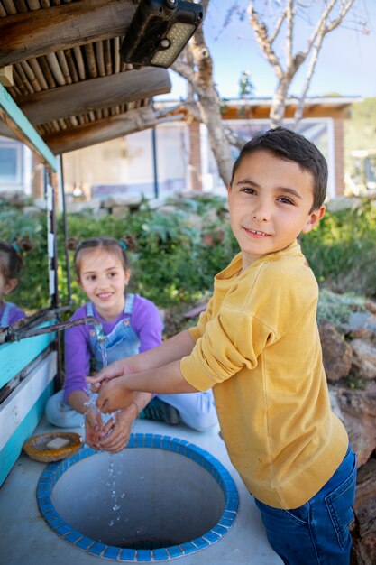 Enfants s'amusant au camp d'été