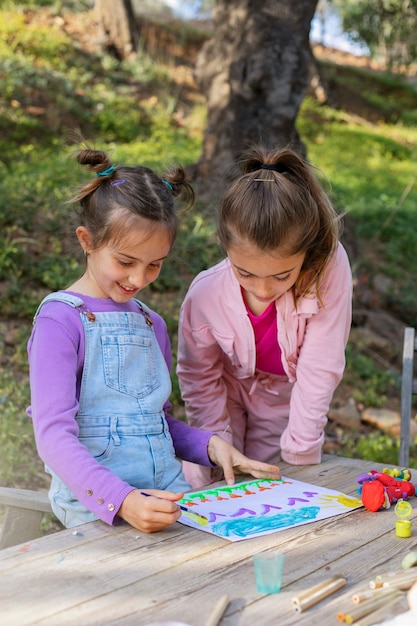 Photo gratuite enfants s'amusant au camp d'été