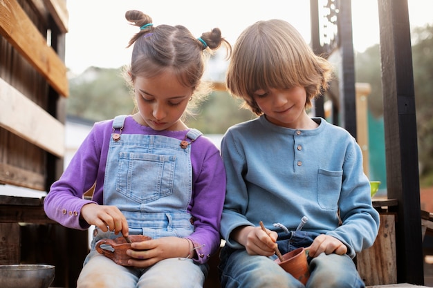 Photo gratuite enfants s'amusant au camp d'été