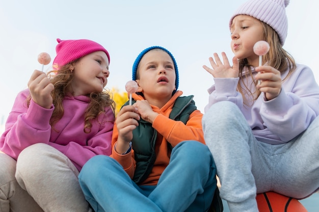 Enfants s'amusant ensemble