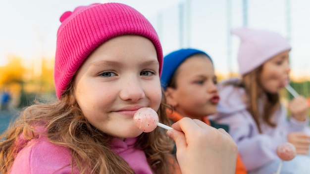 Enfants s'amusant ensemble