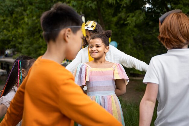 Enfants s'amusant à la fête de la jungle