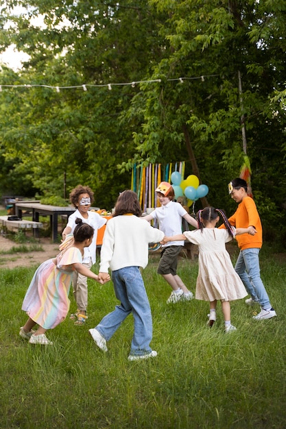 Enfants s'amusant à la fête de la jungle